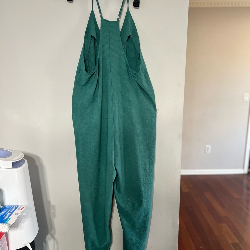 Green Women's Textured Jumpsuit with Pockets - Picture 4 of 5